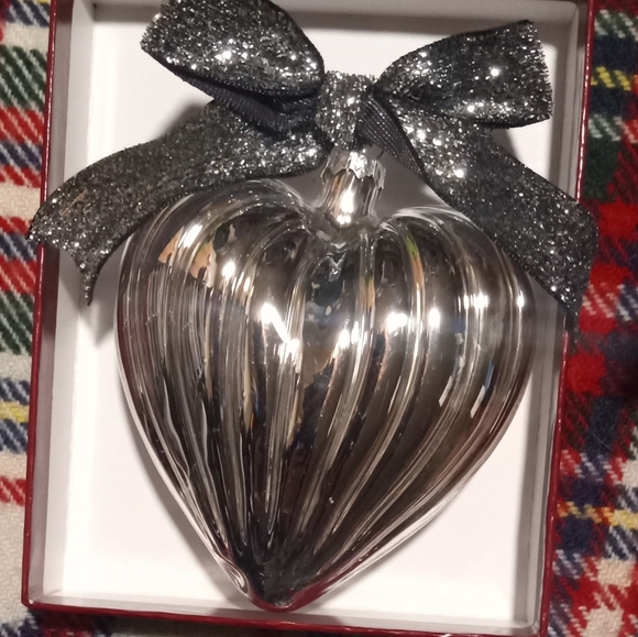 Vintage Heart-Shaped Xmas Ornament - Picture 4 of 4